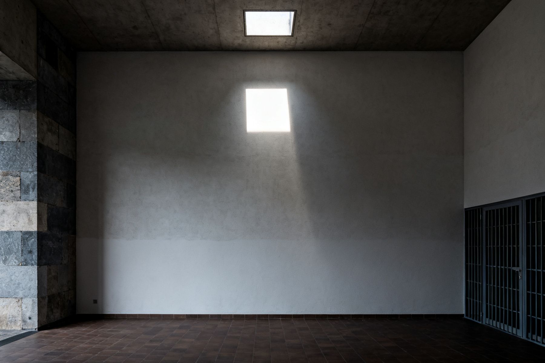 Schmales Fenster hoch in einer Betonwand, Tageslicht auf einer leeren Wandfläche